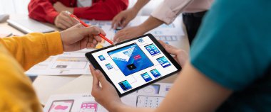 Başlangıçtaki UX geliştiricisinin panorama pankartı ya da şirket çalışanı tasarım kullanıcı arayüzü ya da mobil uygulama için UI prototipi ya da ofisteki tablet ekranında yazılım görüntüsü olan web sitesi yazılımı. Sinerjik