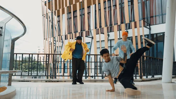 Equipo Hip Hop Baila Break Dance Mientras Amigo Multicultural Rodea — Foto de Stock