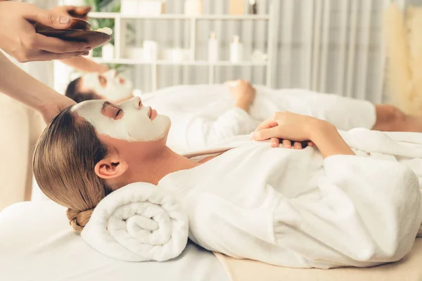 Ambiance Sereine Salon Spa Couple Délecte Rajeunir Avec Massage Crème — Photo
