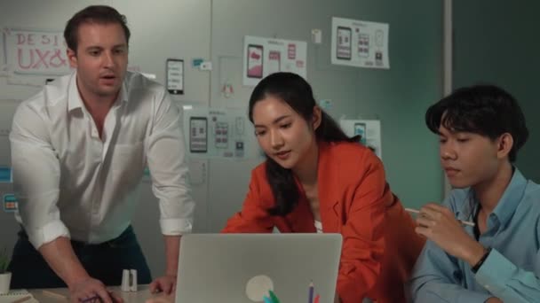 Professionelle Succesfulde Business Team Arbejder Sammen Ved Hjælp Laptop Asiatiske – Stock-video