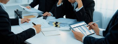 Şirket muhasebeci takımı, mali verilere dayanarak vergi iadelerini hesaplamak ve azami düzeyde tutmak ve finansal performansı artırmak için tablet üzerinde muhasebe yazılımı kullanır. Modern iş muhasebe konsepti. Kurnaz.