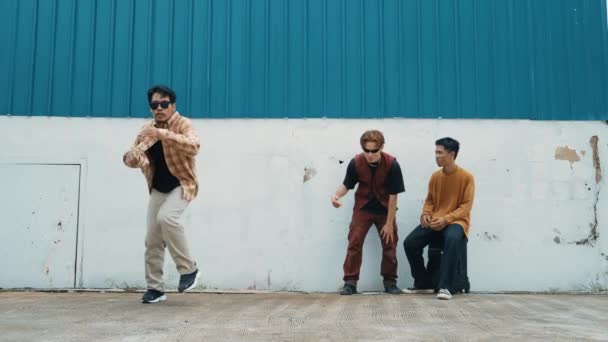 Ung Streetdansare Dansar Hiphop Stil Med Mångkulturella Vänner Som Jublar — Stockvideo