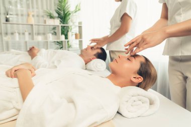 Kafkasyalı çift stres önleyici kafa masajının keyfini çıkarıyor ve lüks otellerde ya da otel spa salonlarında gündüz kaplıcalarında yüz güzelliği eğlencelerini şımartıyor. Sessiz.