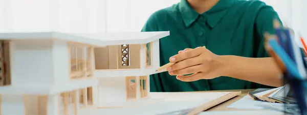 Przycięty Obraz Projektantki Mierzy Model Domu Ołówkiem Koncentrując Się Jej — Zdjęcie stockowe