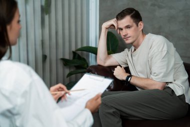 Stresli ve depresif bir hasta zihinsel hastalığı ve depresyonu olan psikiyatristten terapi sırasında yardım istiyor. Akıl sağlığı ve tıbbi bakım konsepti. Açılıyor