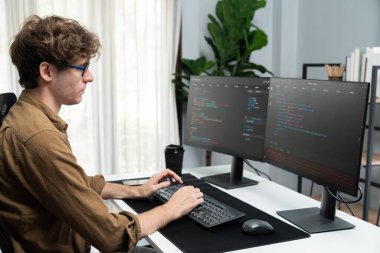 Bilgisayar ekranında çevrimiçi yazılım geliştirme kodlaması oluşturma konusunda stresli bir şekilde çalışan IT geliştiricisi, modern ofisteki web sitesi projesinde en son sürüm uygulaması için düşünme programı. Toplayıcı.
