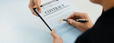 Şirket avukatının ya da hukuk bürosundaki avukat servisinin yardımıyla balyayla ilgili sözleşme imzalama belgesi. İşletme yatırımı ve yasal işlemlerin tamamlanması. Kurnaz.