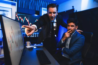 İki yatırımcı ilginç piyasa hisselerini tartışıyor ve monitöre doğrultuyor. Neon ışıklı işyeri seçmeyi planlama amaçlı dinamik ekonomik yatırım teknolojisinin eğilimi. Satılabilir.