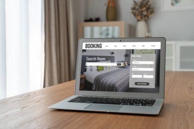 Çevrimiçi otel konaklama rezervasyon sitesi mod rezervasyon sistemi sağlar. Seyahat teknolojisi kavramı .