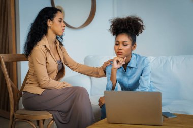 Travma sonrası stres bozukluğu olan üzgün bir kadın psikoloğu, depresyon ya da kalp yetmezliğinden sonra üzüntülü bir ruh sağlığı terapisi görüyor. Hayal kırıklığına uğramış genç bir kadın klinikteki duygular hakkında bir psikologla konuşuyor.