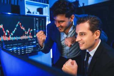 Başarılı iki borsa simsarı, dinamik veri arka planına odaklanarak dijital para kazanmak için yumruklarını kaldırıyor. İş ortakları pazar grafiğiyle analiz edilerek yüksek kâr elde ediyorlar. Satılabilir.