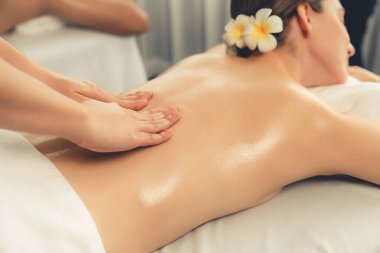 Kafkas çift müşterisi stres önleyici spa masajının keyfini çıkarıyor ve lüks otel veya oteldeki gündüz açık hava ortamında güzellik teniyle eğleniyor. Sessiz.