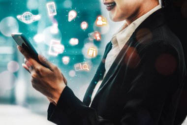 E- öğrenim ve Öğrenci ve Üniversite Konsepti Online Eğitim. Dijital eğitim kursunun teknolojisini gösteren grafik arayüzü insanların her yerden uzaktan öğrenmelerini sağlıyor. uds