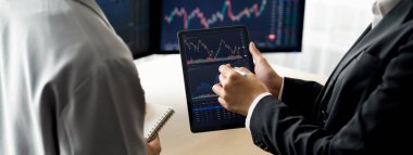 Profesyonel broker şovu tabletinin kesilmiş görüntüsü borsada yetenekli tüccarlarda büyüme grafiği gösteriyordu. Hisse senedi. Hisse senedi. Borsa ticaret konsepti. Filizlenen.