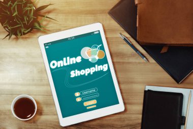 Çevrimiçi alışveriş ve İnternet Para Ödeme İşlem Teknolojisi. Modern grafik arayüzü, müşterilerin internet sitesinden ürün alıp online transferle ödeme yapacakları e-ticaret perakende mağazasını gösteriyor. uds