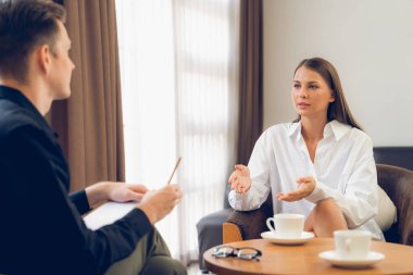Psikolojik konsültasyon zihinsel problemde iyileşme kaydediyor. Psikiyatrist akıl hastalığı teşhisi koyarken mutlu genç bayan hasta terapi seansı yapıyor. Açılıyor