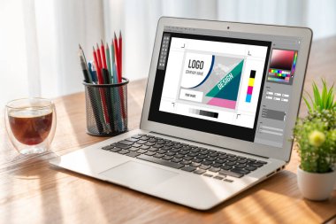 Web sayfasının modern tasarımı ve bilgisayar ekranında gösterilen ticari reklamlar için grafiksel tasarımcı yazılımı