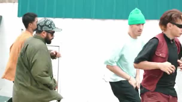Zbliżenie Hip Hopowej Grupy Choreografów Wykonać Taniec Uliczny Razem Ścianie — Wideo stockowe