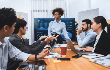 Genç Afrikalı iş kadını modern toplantıda TV ekranında veri analizi paneli sunuyor. Bir grup iş adamıyla konferans odasında iş sunumu. Uyum