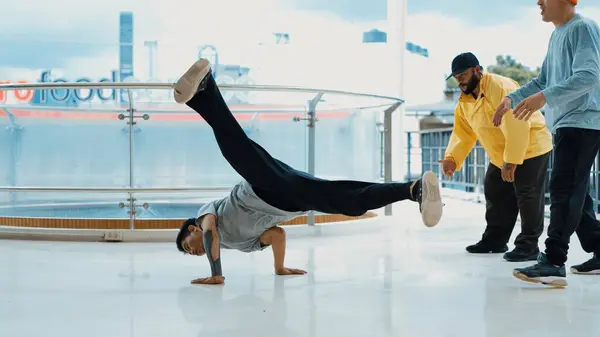 Hipster Führen Breakdance Auf Während Freunde Ihn Einkaufszentrum Ermutigen Vielfältige — Stockfoto