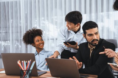 Mutlu iş adamları birlikte çalışır, şirket ofisinde tartışırlar. Profesyonel ve çeşitlilik takım çalışması iş planını bilgisayarda tartışır. Modern çok kültürlü ofis çalışanı. Uyum