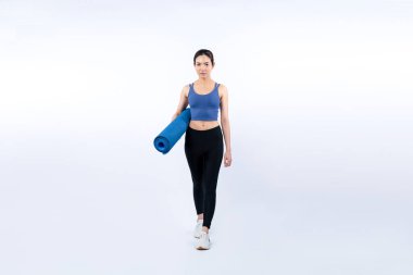Spor kıyafetleriyle spor minderiyle genç ve çekici Asyalı kadın portresi. Sağlıklı egzersiz ve rutin yaşam tarzı konsepti. Stüdyo çekimi izole edildi. Kuvvetli