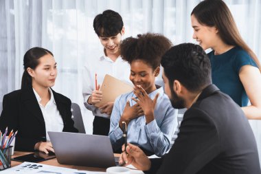 Mutlu iş adamları birlikte çalışır, şirket ofisinde tartışırlar. Profesyonel ve çeşitlilik takım çalışması iş planını bilgisayarda tartışır. Modern çok kültürlü ofis çalışanı. Uyum