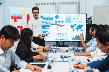 Ofiste sunum ya da analist ekibiyle toplantı odasında mali verileri analiz etmek için BI Fintech 'i kullanmak. İş adamları stratejik planlama için TV ekranında BI gösterge panelini inceliyor.