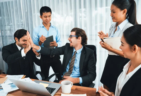 Grupo Empresarios Felices Alta Cinco Gesto Éxito Eficiente Trabajo Equipo — Foto de Stock