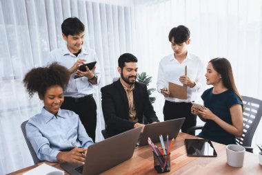 Mutlu iş adamları birlikte çalışır, şirket ofisinde tartışırlar. Profesyonel ve çeşitlilik takım çalışması iş planını bilgisayarda tartışır. Modern çok kültürlü ofis çalışanı. Uyum