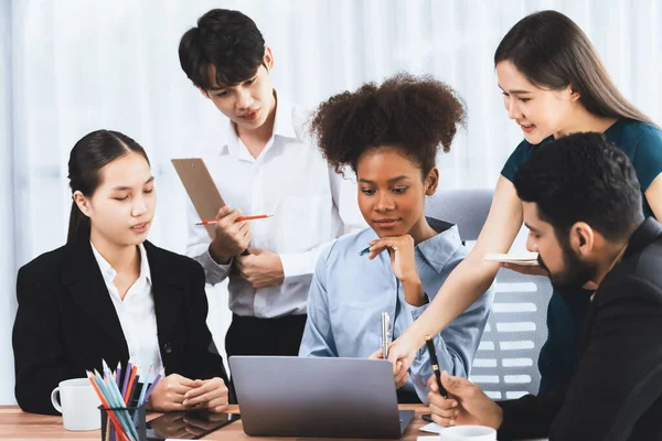 Mutlu iş adamları birlikte çalışır, şirket ofisinde tartışırlar. Profesyonel ve çeşitlilik takım çalışması iş planını bilgisayarda tartışır. Modern çok kültürlü ofis çalışanı. Uyum