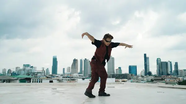 Bewegungsaufnahme Einer Boy Tanzperformance Von Professionellen Straßentänzern Auf Dem Dach — Stockfoto
