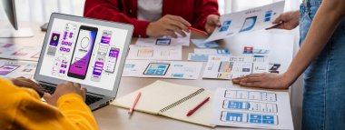 Başlangıçtaki UX geliştiricisinin panorama pankartı ya da şirket çalışanı tasarım kullanıcı arayüzü ya da mobil uygulama için UI prototipi ya da ofiste dizüstü bilgisayar ekranı olan bir web sitesi yazılımı. Sinerjik