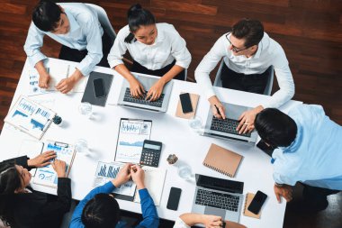 Üst düzey analist ekibi toplantı odasındaki mali verileri analiz etmek için BI Fintech 'i kullanıyor. İş anlayışı ve stratejik pazarlama planlaması için kağıt üzerinde analitik BI gösterge paneli. Tedbirli