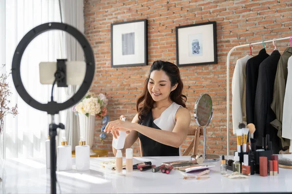 Mulher Influenciador Atirar Transmissão Vivo Vlog Revisão Vídeo Maquiagem Extrema — Fotografia de Stock