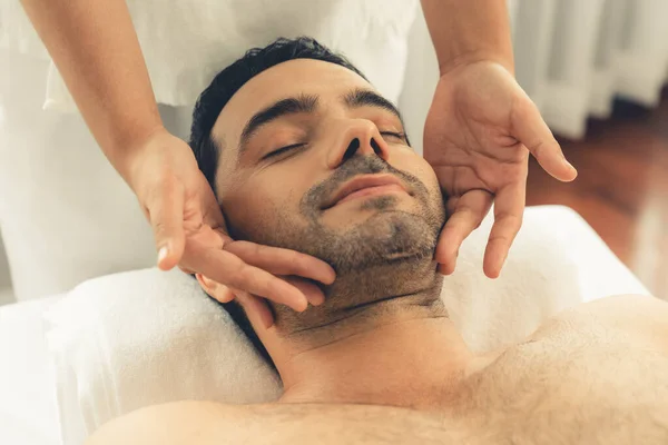 Běloch Těší Relaxační Antistresové Masáži Hlavy Hýčkání Pleti Kosmetické Rekreace — Stock fotografie