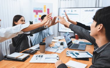 Çeşitli işletme ekipleri, kurumsal ofis toplantısında başarılı bir beşlik çakma ve mutluluk ifadeleri ile yapılan toplantıyı birlik başarısı ve profesyonel bütünlüğü temsil ederek kutluyorlar. Uyum