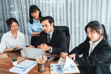 Ofis masasındaki finansal veri raporlarını analiz eden çeşitli bir grup iş analisti. Stratejik pazarlama planlaması için iş zekası analizi çizelgesi ve grafiği.