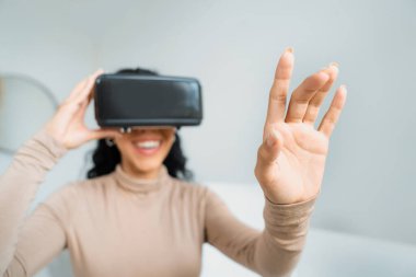 Sanal gerçeklik gözlüğü kullanan genç bir kadın çok önemli online alışveriş deneyimleri için evde. Sanal gerçeklik VR yeniliği kadın dijital eğlence yaşam tarzı için optimize edildi.