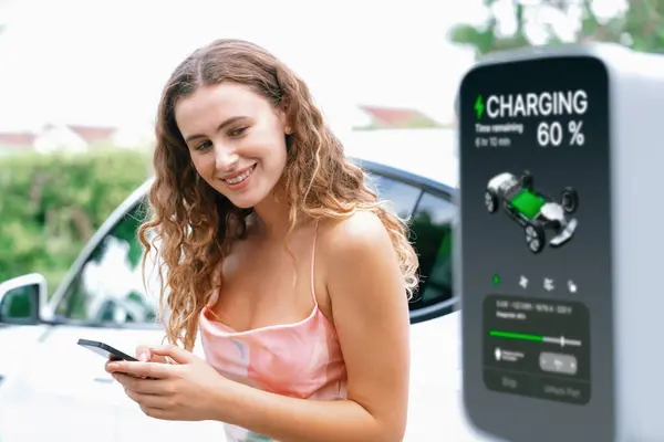 Modern Eco Friendly Woman Recharging Electric Vehicle Charging Station Innovative — Stock Photo, Image