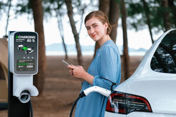 Tatil Tatili Plaj Kampına Elektrikli Arabayla Gitmek Akıllı Telefondan Pilleri — Stok fotoğraf
