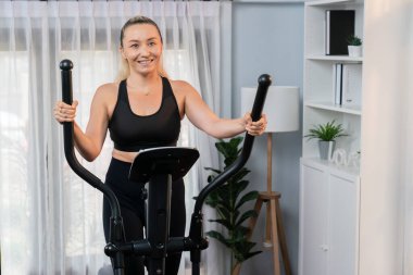 Emekli olduktan sonra ev portresindeki eliptik koşu makinesinde sağlıklı yaşam tarzı ve vücut bakımı olarak çalışan aktif bir son sınıf öğrencisi. Etki