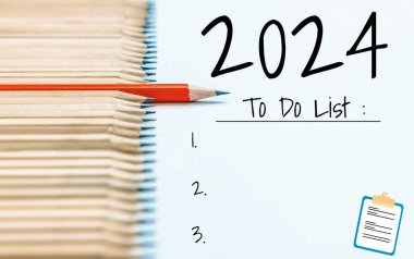 2024 Mutlu Yeni Yıl Kararları Hedef Listesi ve Planları Ayarlama - Yeni yıl hedefleri ve kararları planlama hakkında not defteriyle birlikte iş yeri masası. Değişim ve mutluluk kavramı.