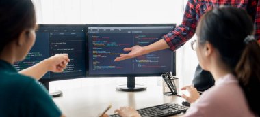 Genç profesyonel web sitesi geliştiricisi ve kooperatif bilgisayar mühendisi ekip modern toplantı odasında program yazma ve kodlama fikri üzerinde kafa yoruyor ve paylaşıyorlar. Takım çalışması konsepti. - Yakın çekim. Filizlenen.