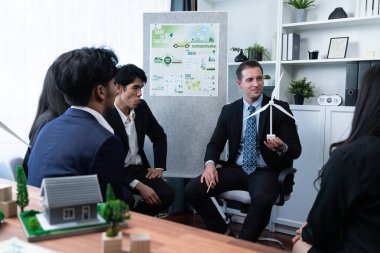 Çeşitli iş adamları yenilenebilir temiz enerji teknolojisiyle CO2 emisyonunu ve karbon kredisini azaltarak daha yeşil sürdürülebilir Dünya için alternatif enerji kullanımını tartışıyorlar. Antika