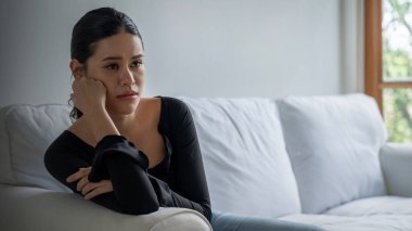 Depresyondaki zihinsel sağlık sorunu olan genç Asyalı kadın aşırı düşünme yorgunluğu, yıkıcı düşünce, asosyal, kaygı ve diğer akıl sağlığı bozukluklarından en yüksek tedaviye ihtiyaç duyuyor. .