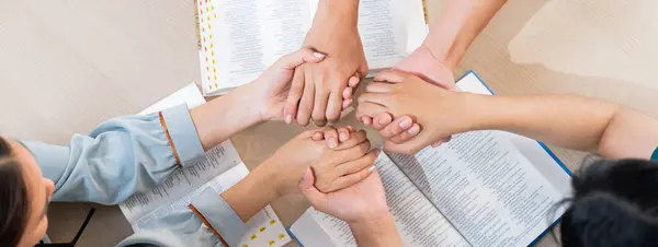 Imagem Cortada Pessoas Diversidade Mão Orando Juntos Igreja Madeira Livro — Fotografia de Stock