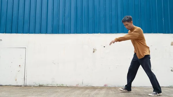 Den Spanske Mannen Sträcker Armarna Och Dansar Streetdance Framför Väggen — Stockfoto