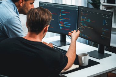 BT geliştiricileri pc ekranında çevrimiçi yazılım geliştirme bilgisini tartışıyor, web sitesindeki son sürüm uygulaması için program kodlaması oluşturuyorlar. Beyin fırtınası yazılımı kavramı güncellendi. Satılabilir.