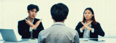 Aday, iş görüşmecisi ve insan kaynakları yöneticisi tarafından işsizlik, kovulma, anlaşmazlık ve işe alım teklifini geri çevirme konsepti gösterilerek reddedildi. Konuşma hatası.